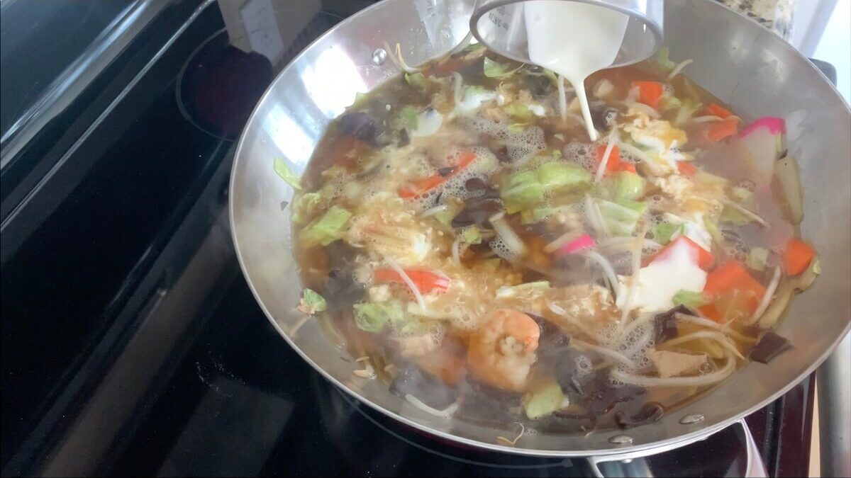 Add broth and cream to the champon toppings.
