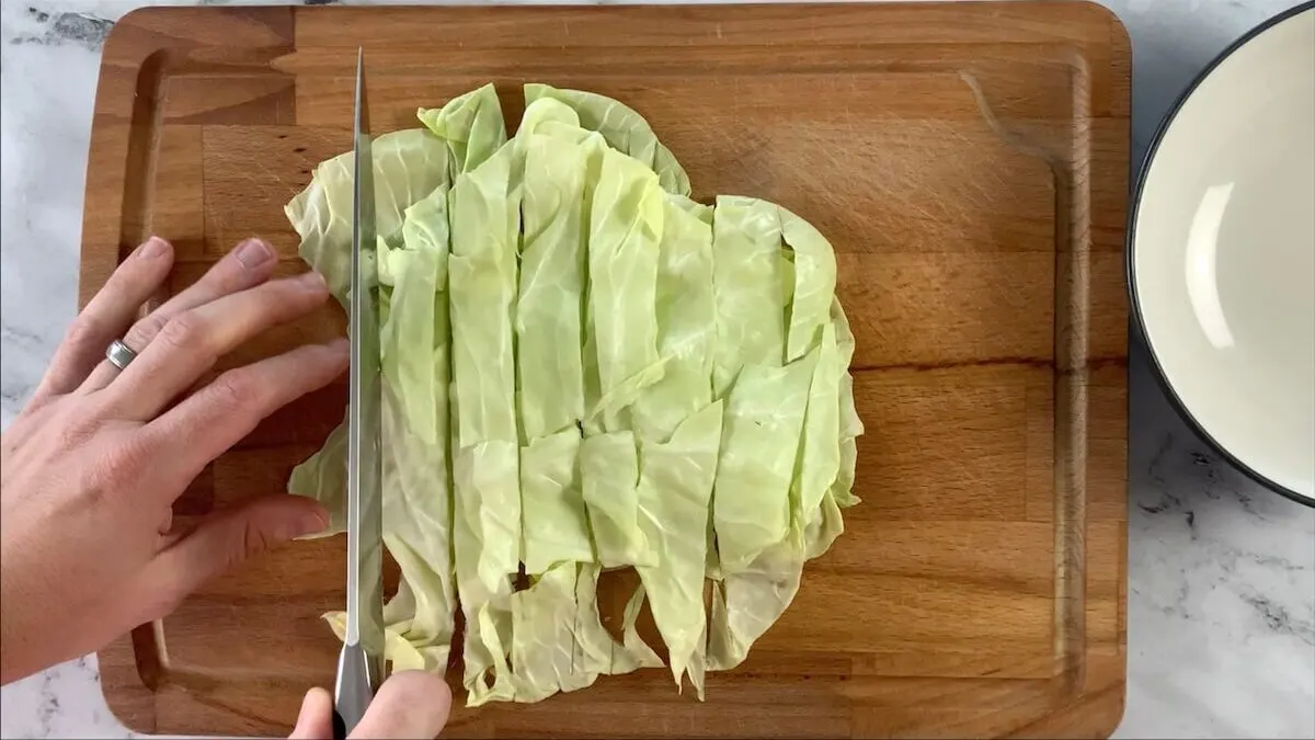 Cut cabbage into squares for the champon.
