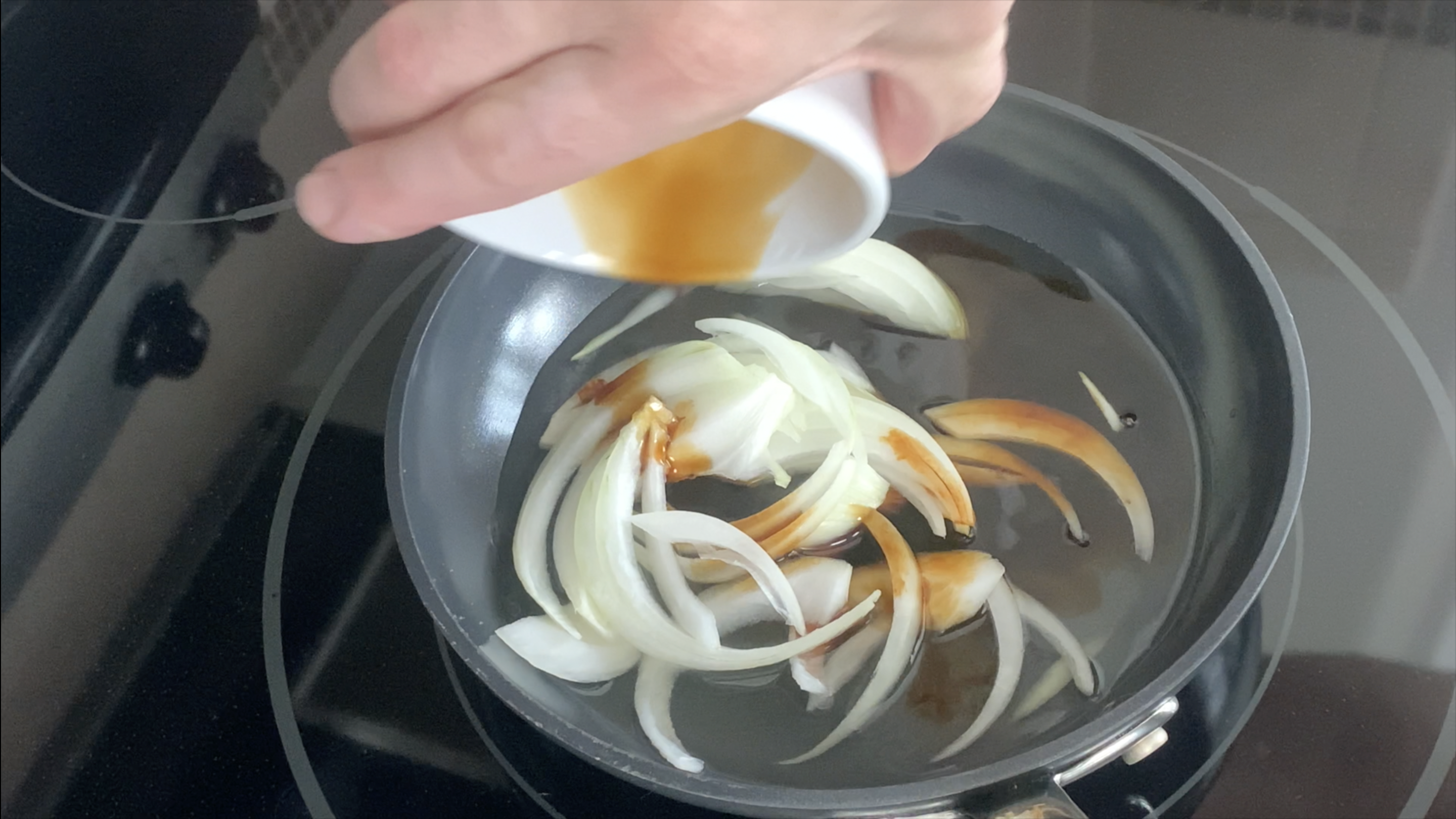 Bring sliced onions and oyakodon sauce to a simmer.