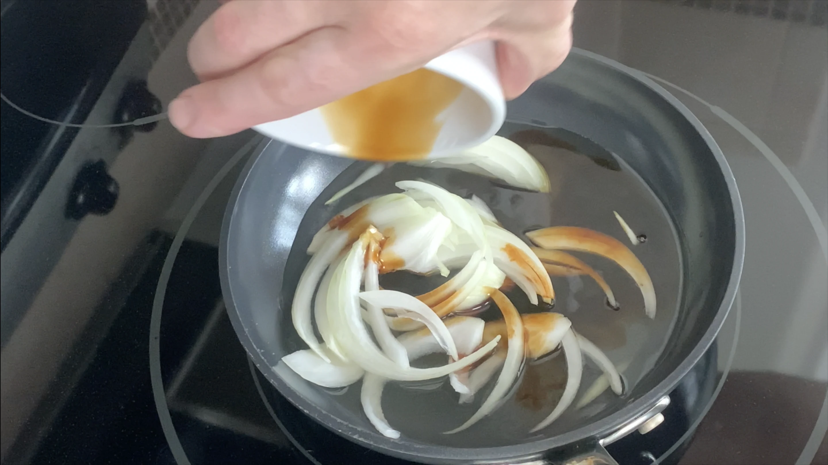 Bring sliced onions and oyakodon sauce to a simmer.