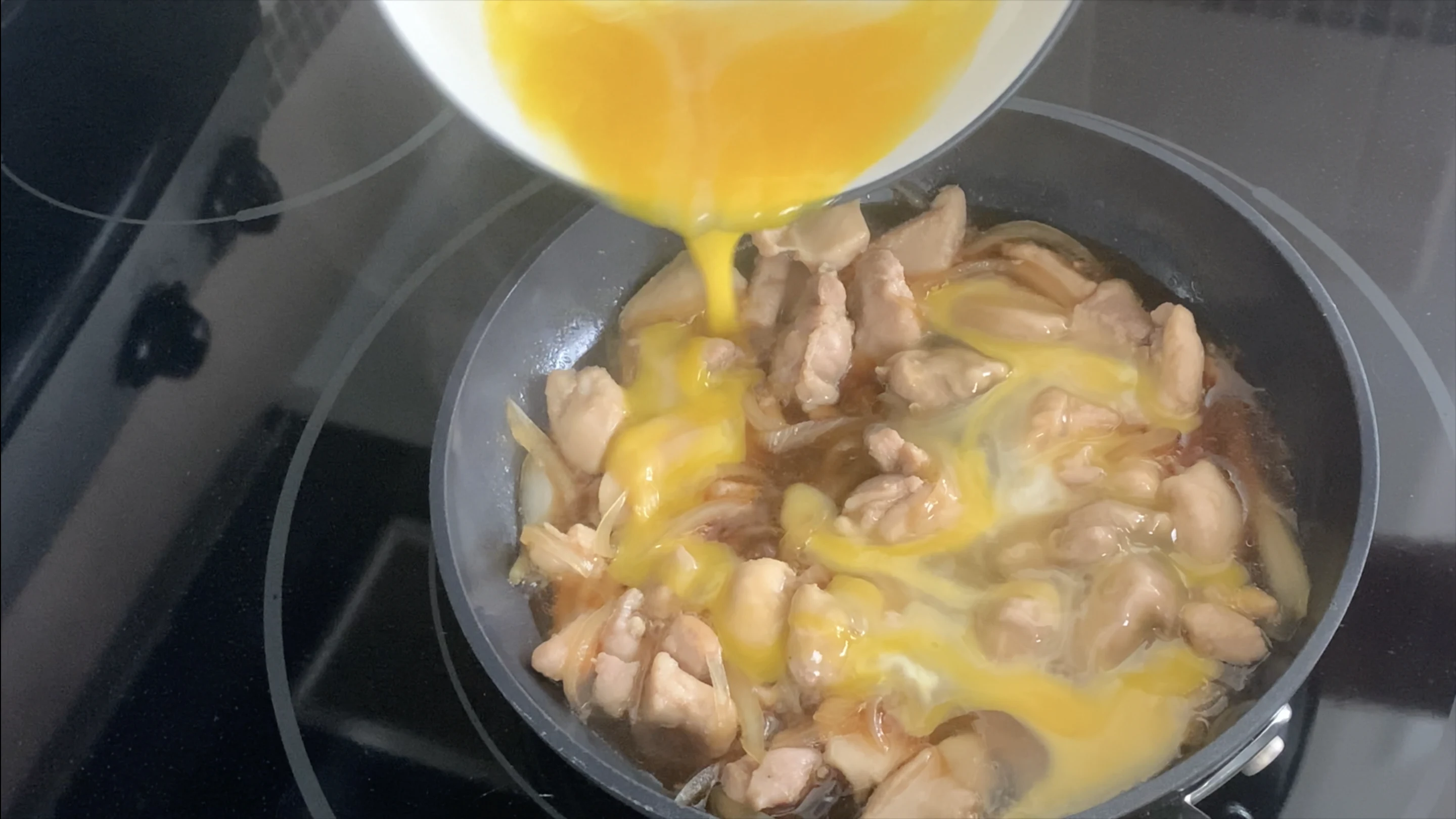 Add the egg to the oyakodon mix, cover and cook for an additional 3 minutes. 