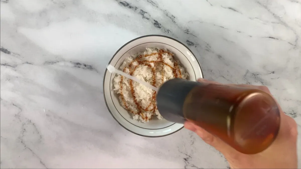 Drizzle unagi sauce into the rice bowl. 