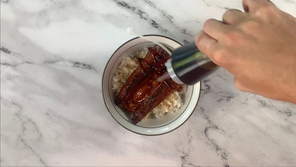 Drizzle the eel with unagi sauce. 