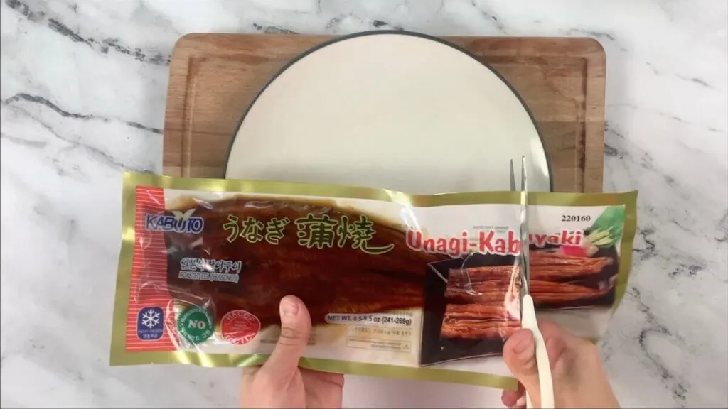 Remove thawed eel from the package and place on a plate.