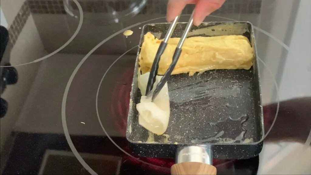 Apply oil to the tamagoyaki pan in between layers.