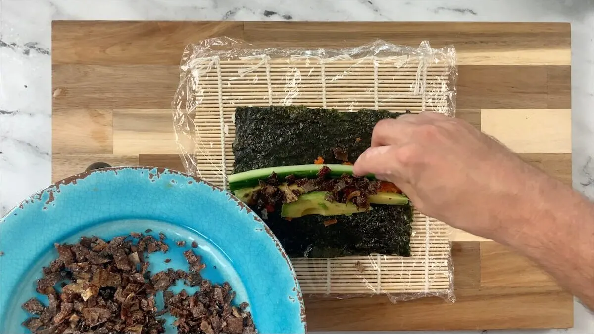 Sprinkle the avocado skin into the salmon skin roll. 