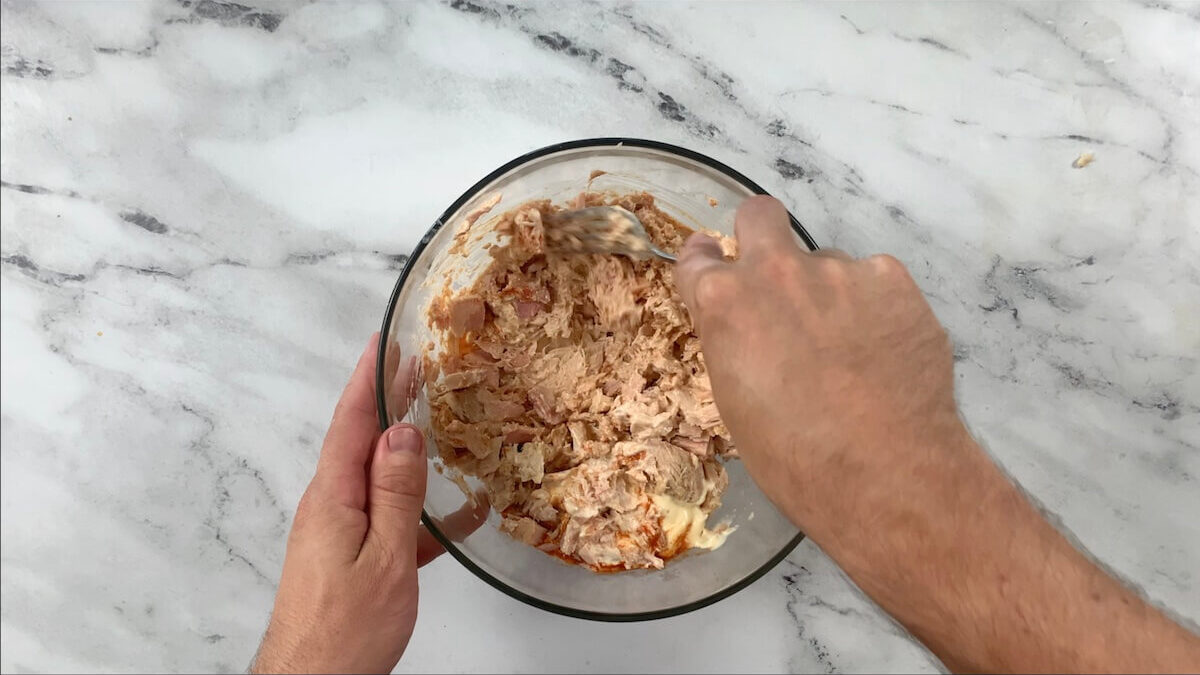 Mix the tuna, Japanese mayo, and sriracha sauce together in mixing bowl