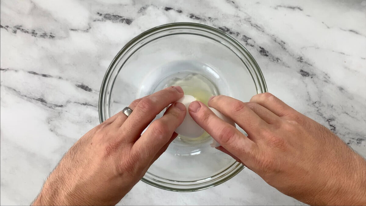 Add egg to the mixing bowl to make tempura batter.