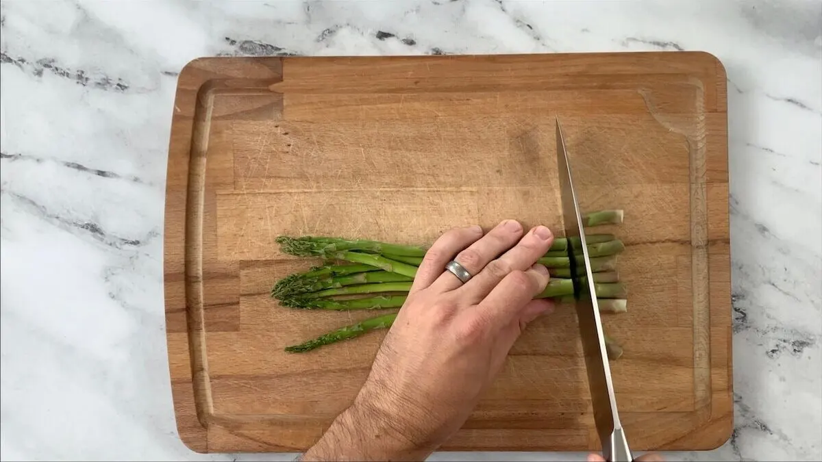 Cut the ends from the asparagus prior to dipping in tempura batter.