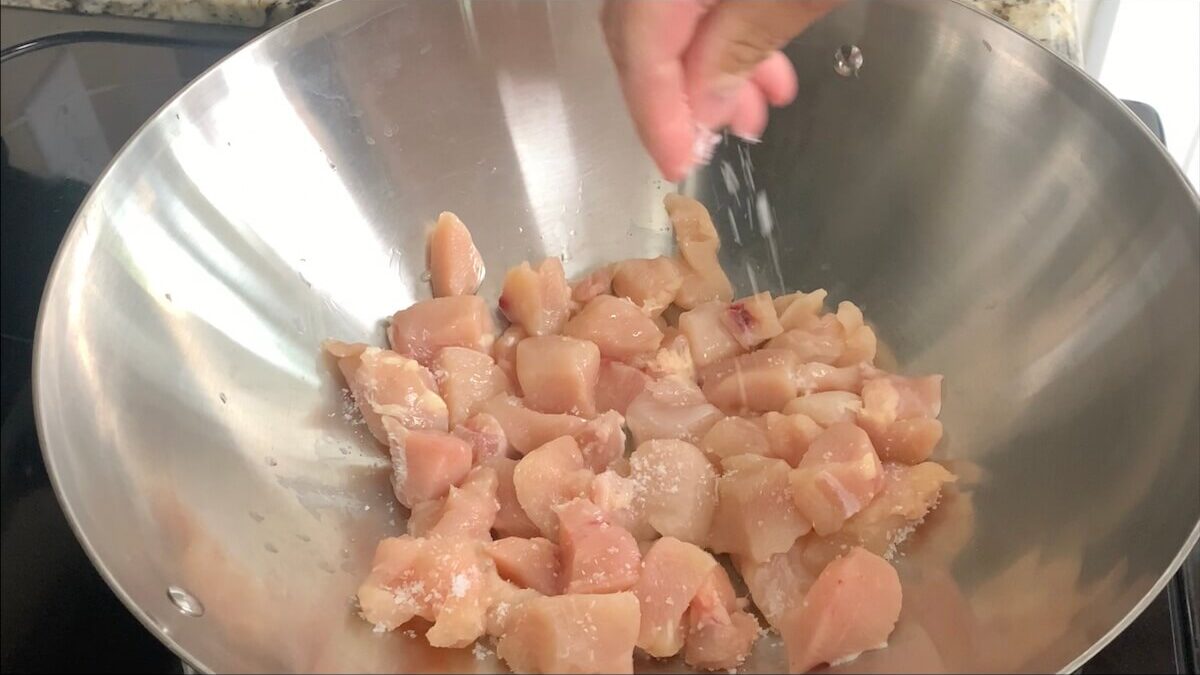 Cook the chicken on medium heat and lightly season with salt to make the chicken teriyaki.